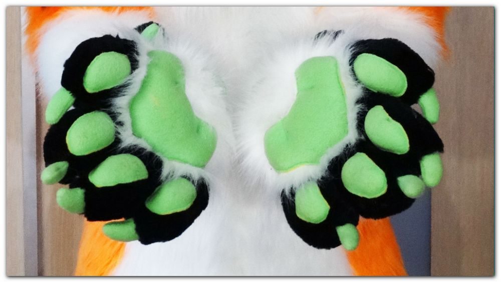 #Handpaws #Oraiste #furr_club #fursuit