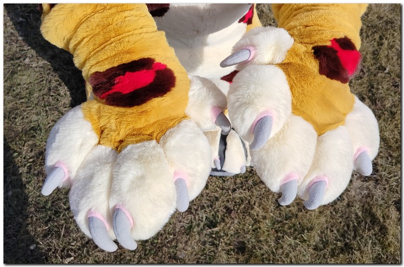 Paws design of Leopard fursuit #furr_club #fursuit #Paws