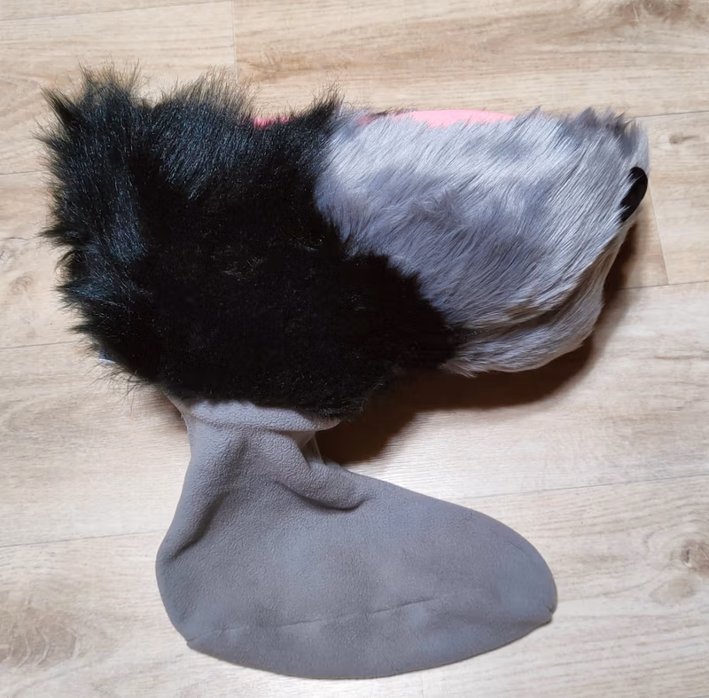 Description of the Booker Fox fursuit paws.